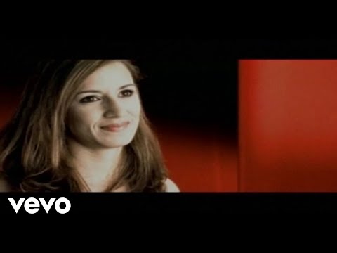 Watch the video for Paso a la reina