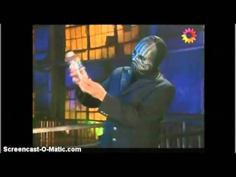 Mago enmascarado mete un celular en una botella (revelado)