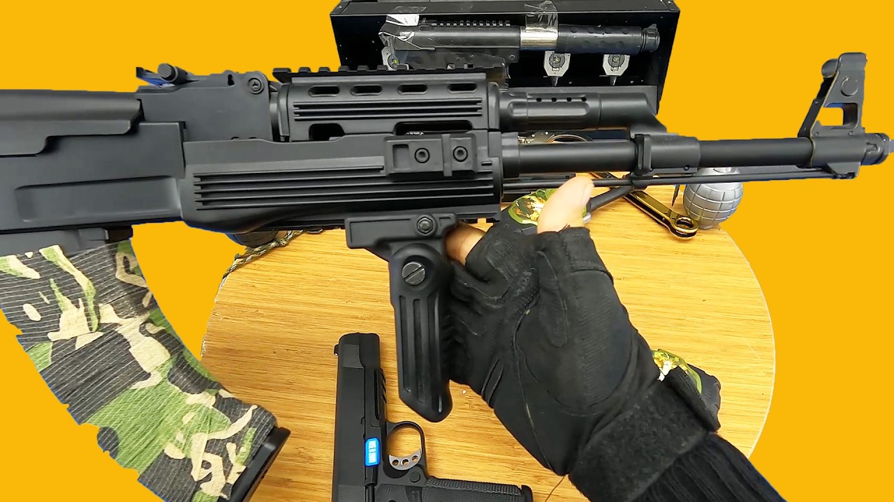 Уничтожаем страйкбольный АК-47 и бластер TEC 9! Безумный тест на разрушение с игрушечными разрывн...