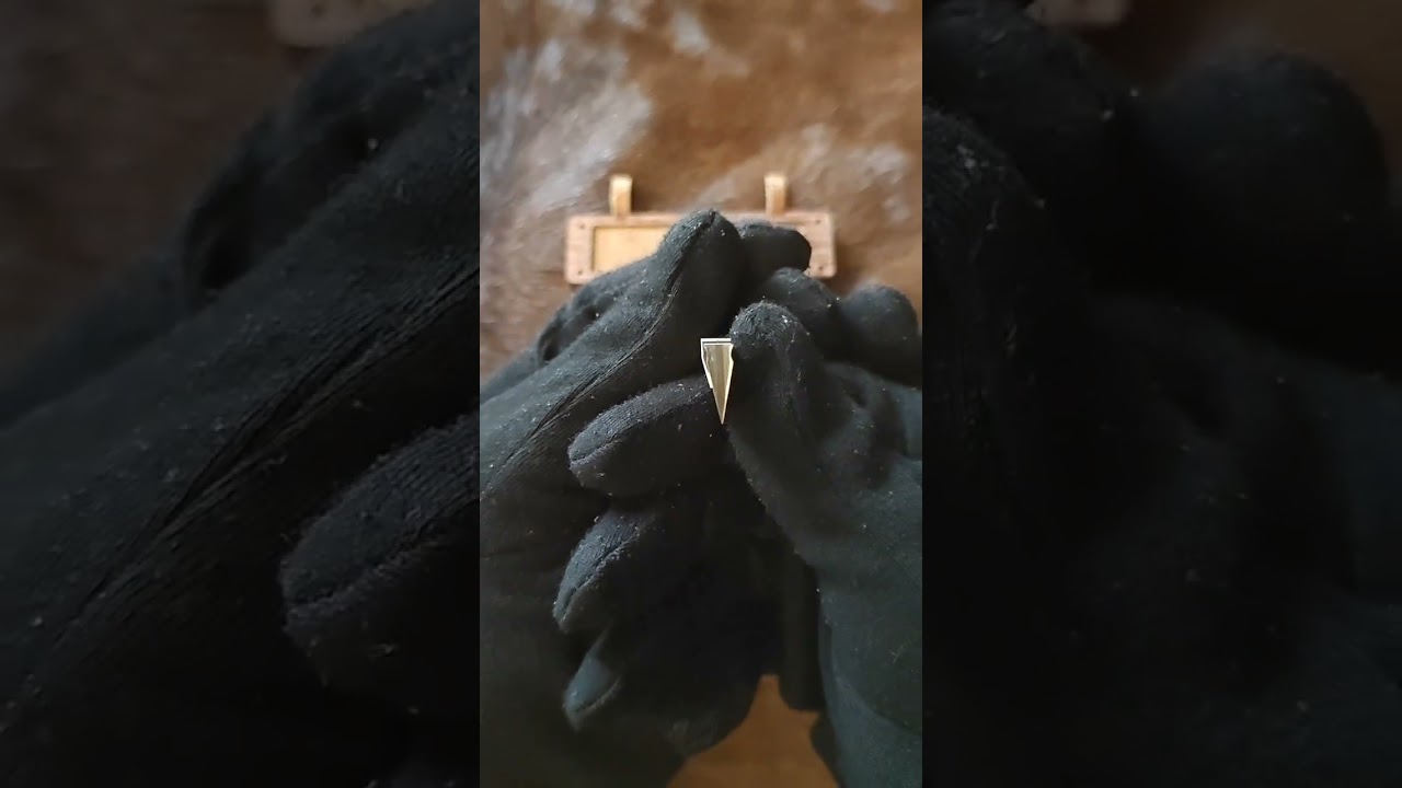 Miniatura en acero suminagashi paper blue, tibia de caballo y titanio anodizado. Caja en lacey wood.