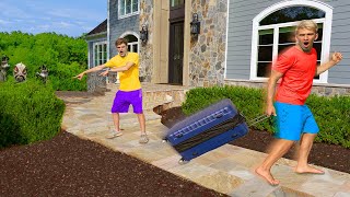 RETURNING HOME to SHARER FAMILY HOUSE!! (Mom Spotted Twin Pond Monster in Backyard)