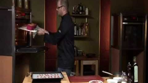 Plakjes cake met geroosterde emmentaler