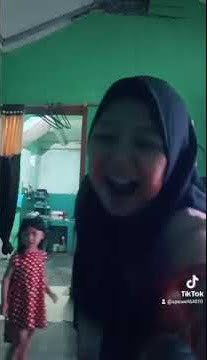 video tik tok viral goyang gergaji