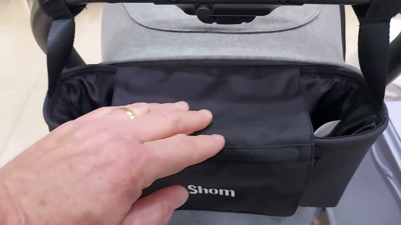 pequeño bolso organizador universal de la marca shom babyessentials para  carro y sillas de paseo ligeras