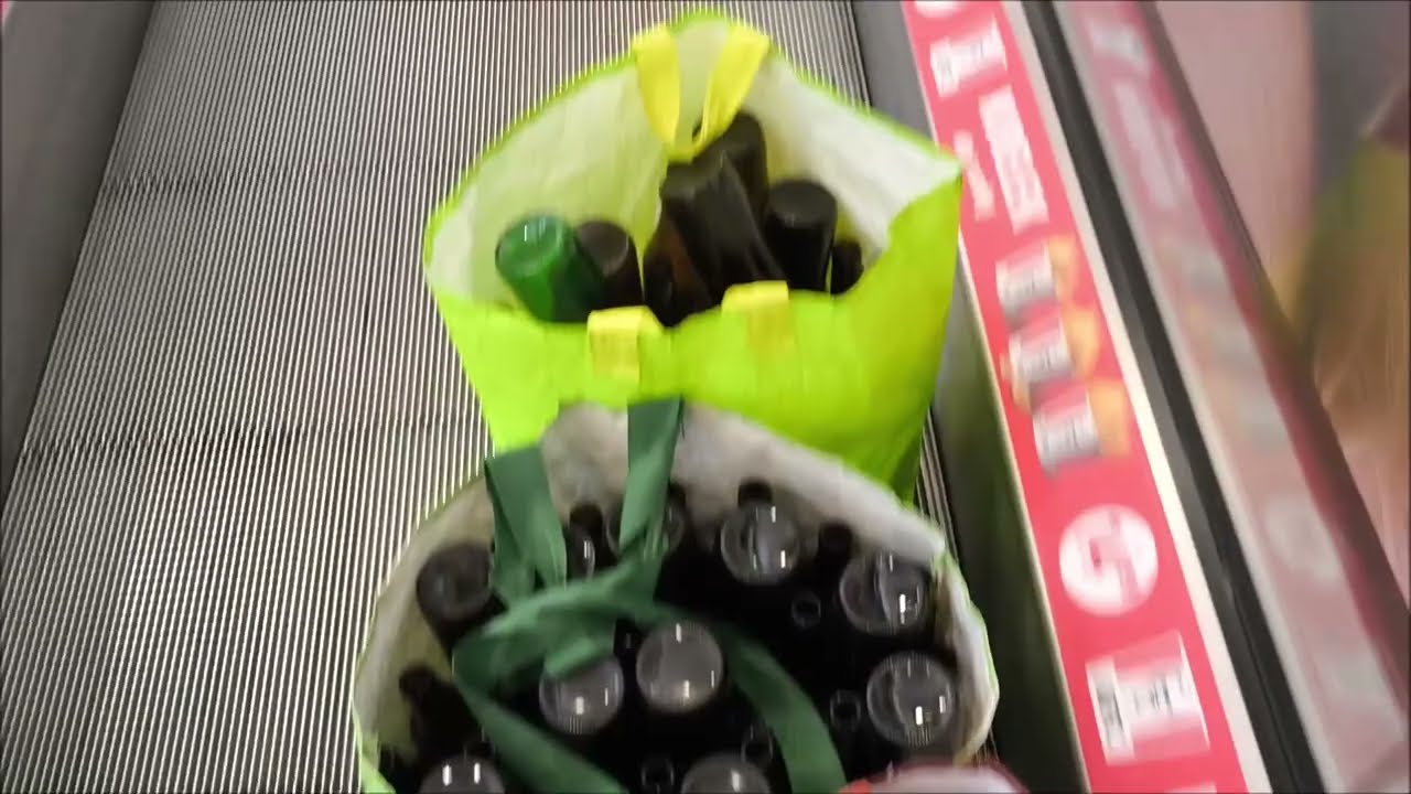Бутылки без этикеток продаются в автомате по продаже бутылок