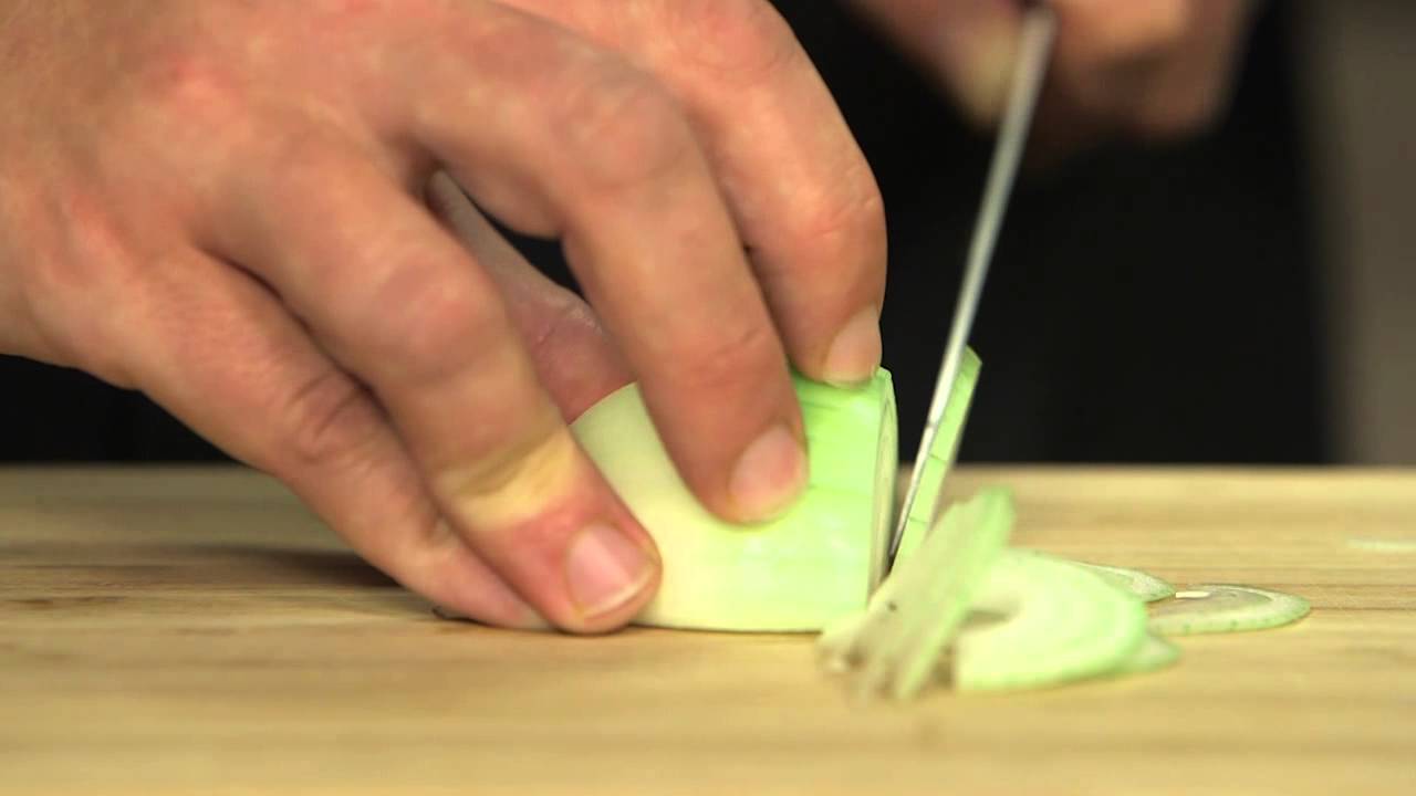 Technique en cuisine - Émincer un oignon