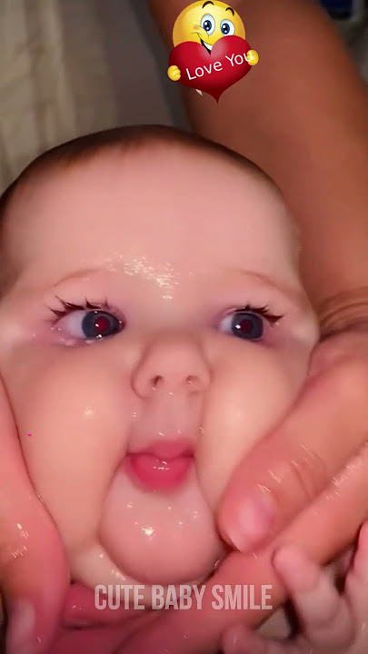 Senyum bayi yang lucu