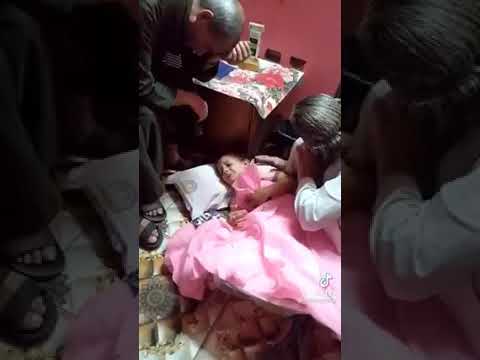 ڤيديو للطفلة ريماس أكرم الناجية من حادث مقتل السيدة مريم وأبنها كاراس وهي تبكي بحرقة على والدتها