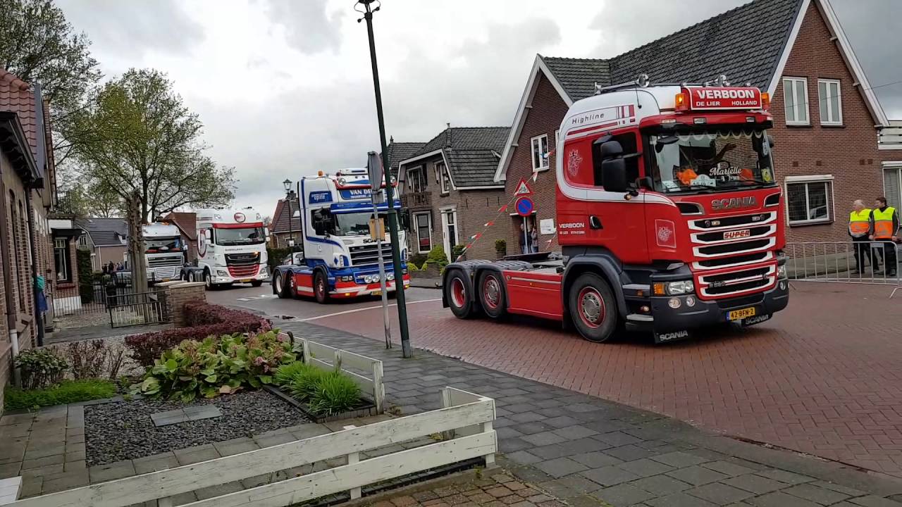 Doorkomst in 's-Gravendeel van de Truckersrit Hoeksche Waard tijdens Koningsdag 2016