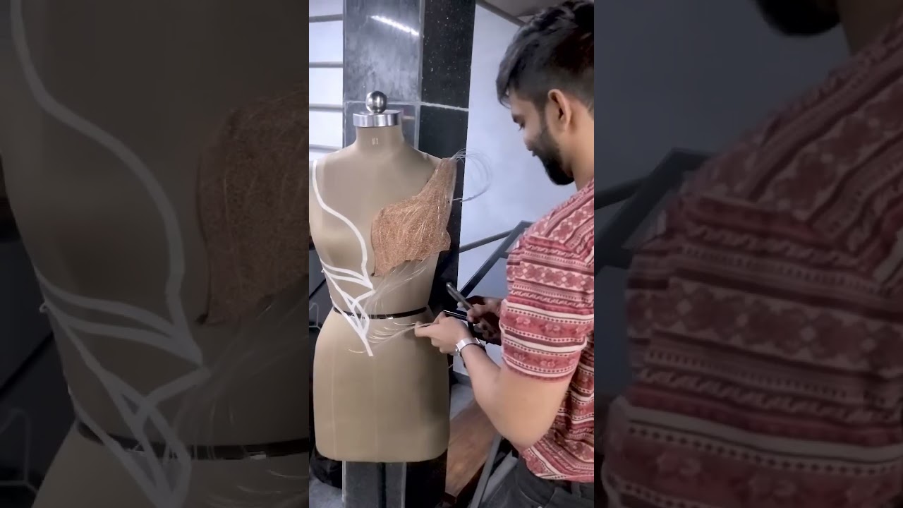 Fashion students take notes 📝 