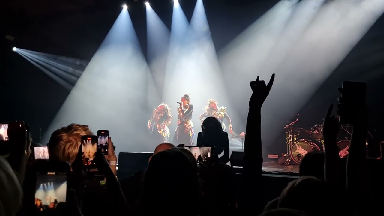 Babymetal headbangeeerrr  23-11-15