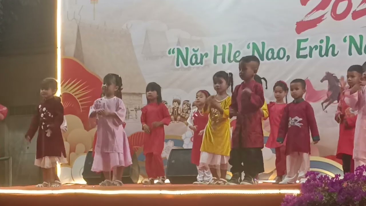 Con gái múa tết 2026