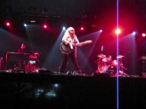 Melissa Etheridge "Bring Me Some Water", London, E...