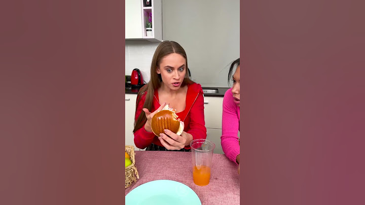 مزحة تحت الطاولة... مكان اختباء الجد مكشوف! 🫣🤣
