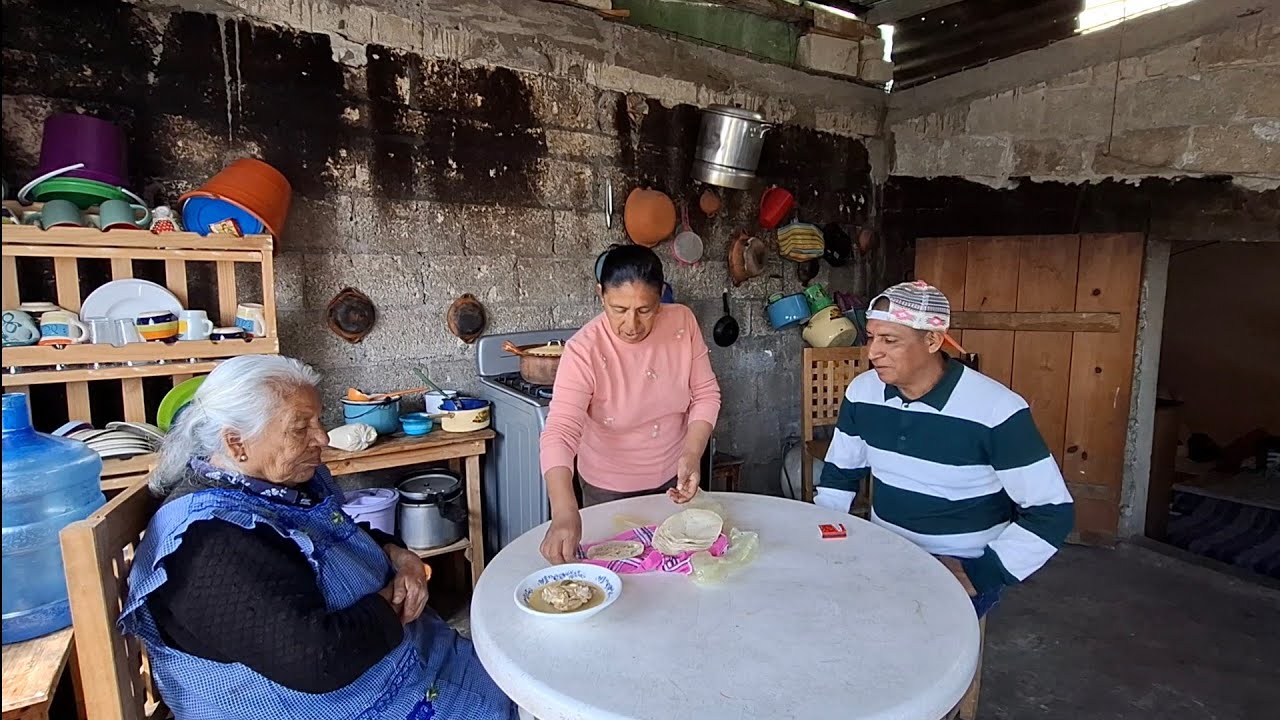Como en escabeche Pollo con champiñon y chiles para almorzar con mi mama