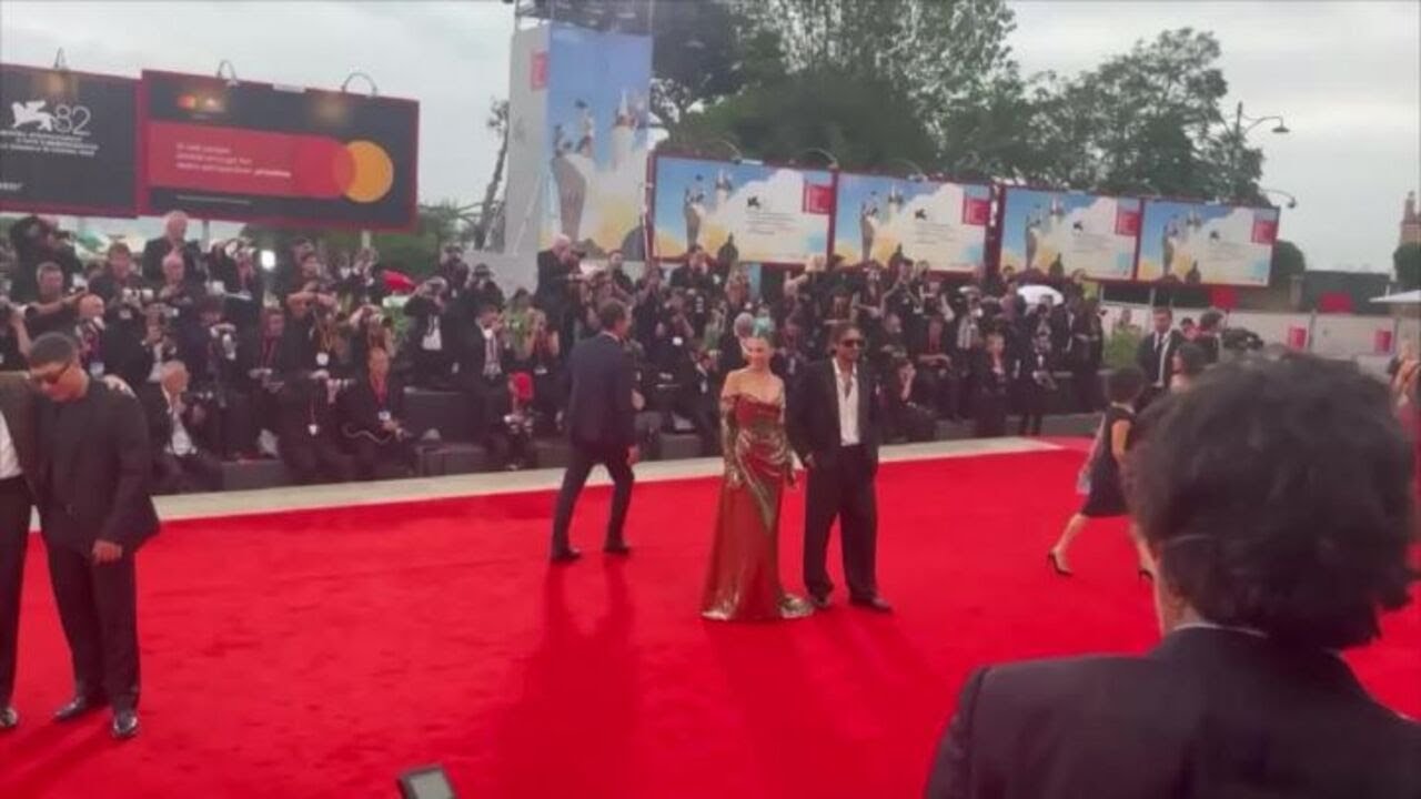 Venezia 82, Rose Villain sfila sul red carpet della Mostra con abito metallico e cresta punk