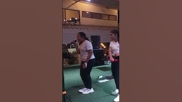 PARIBAN DARI JAKARTA DUO SPG SEDANG BERNYANYI