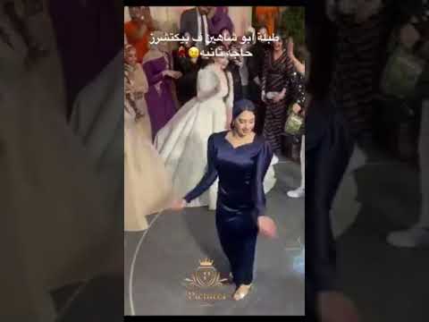  البنت ام فستان ازرق