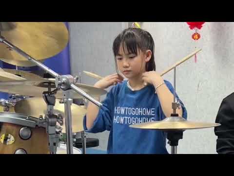 阳光自信的妞妞，演奏回忆满满的经典怀旧歌曲#妞妞架子鼓
