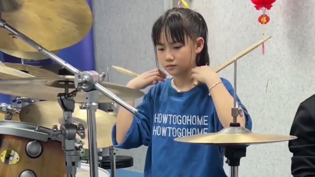 阳光自信的妞妞，演奏回忆满满的经典怀旧歌曲