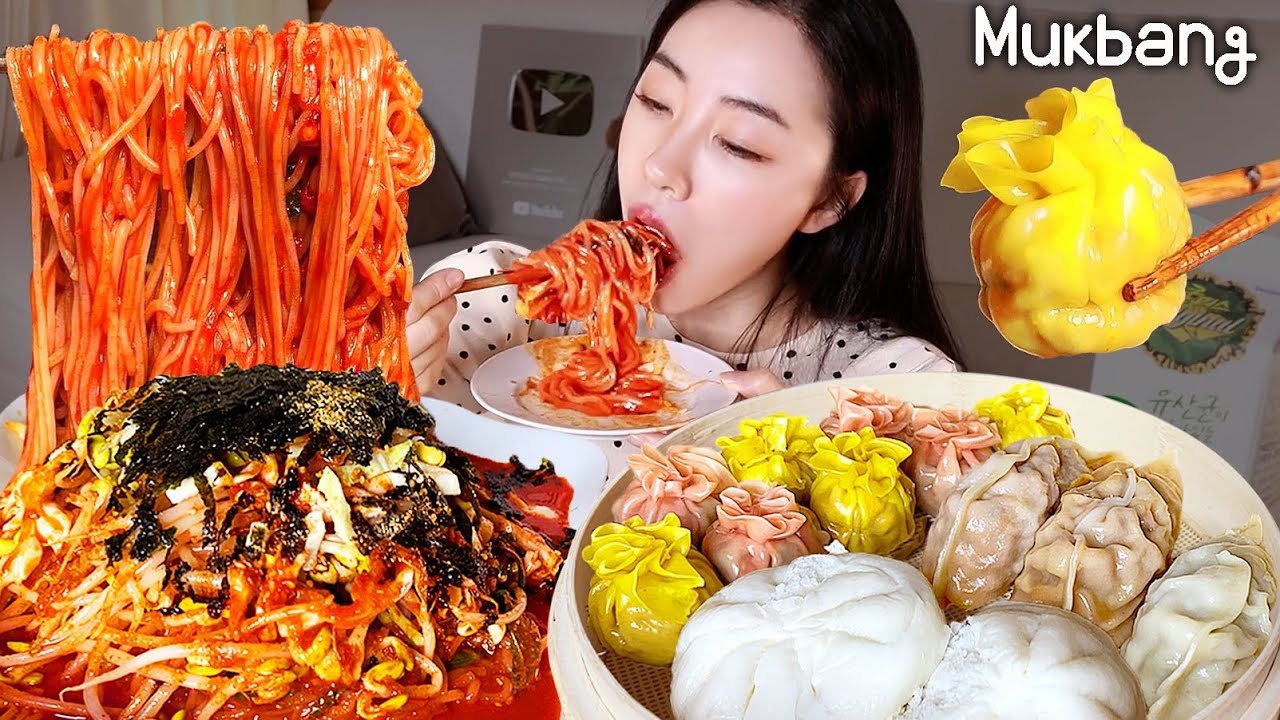 Спечительные лапши с разнообразными булочками и овощами.Dumpling, jjolmyeon (spicy noodles) mukbang