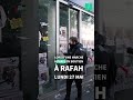 Des affiches d’otages arrachées durant la manifestation pour Rafah