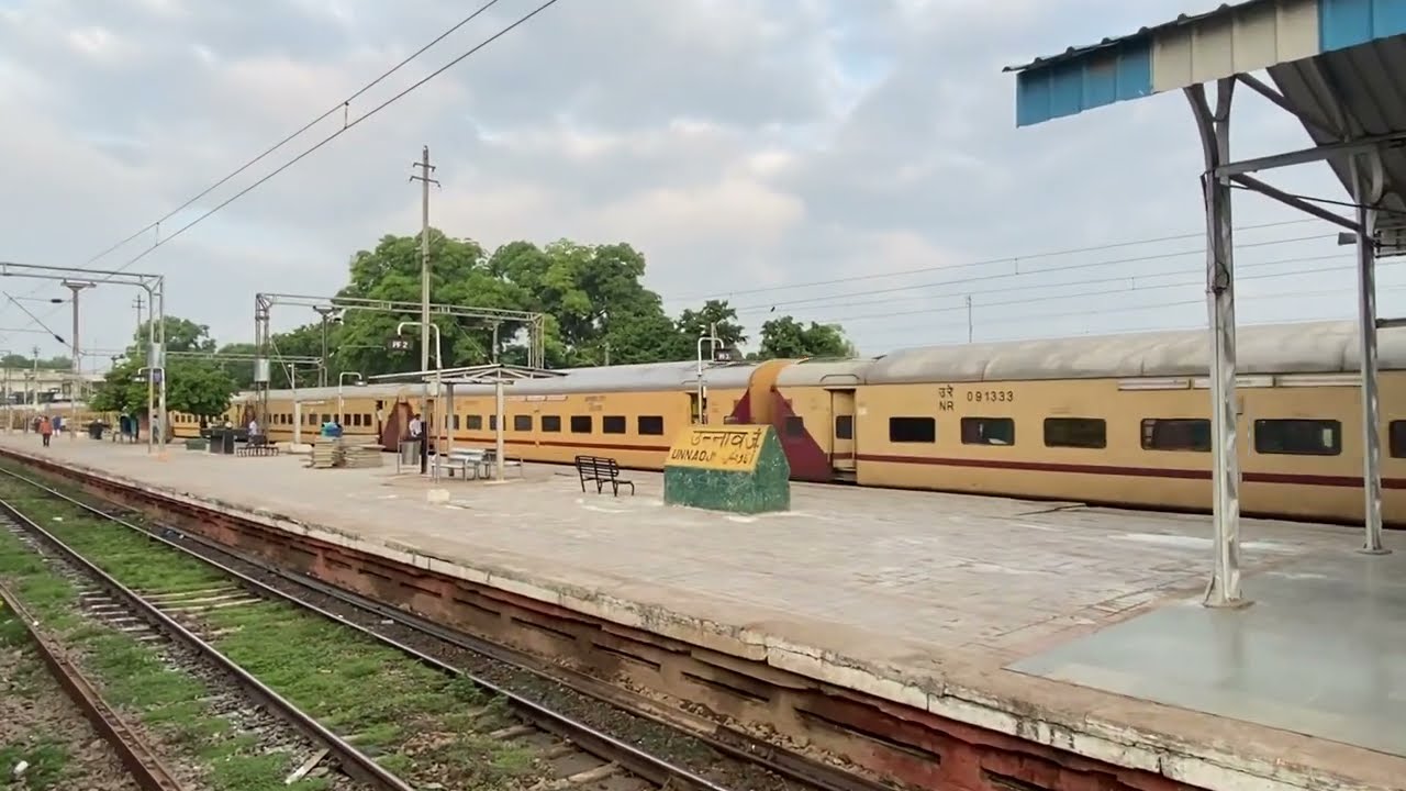 12418 CHANDIGARH PRAYAG UNCHAHAR EXPRESS ARRIVED AT UNNAO JUNCTION PF NO. 03 