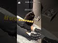 【請給牠罐罐加薪】刺青前就定位！貓助手"用毛掌壓客人腳"防亂動XD #shorts
