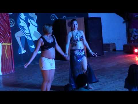 راقصه مصريه تعلم سيده روسيه الرقص الشرقى-Egyptian Dancer VS Russian Lady