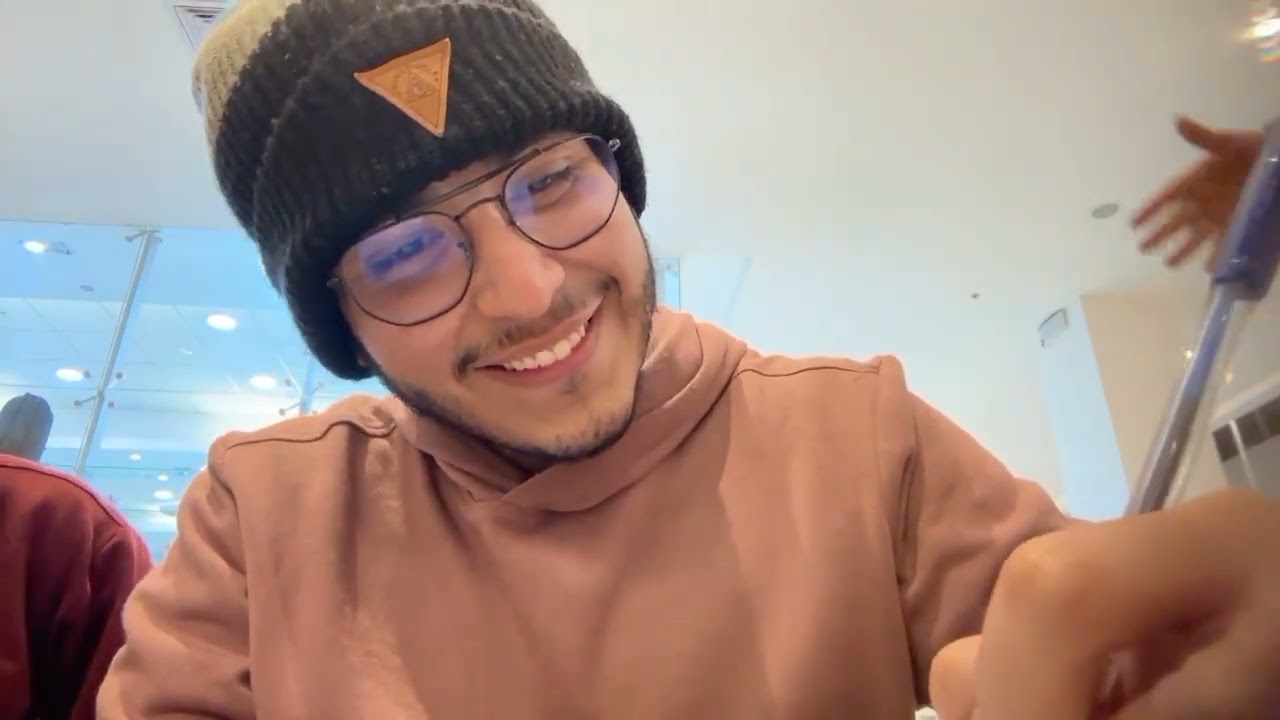 AQUINO LE FIRMA A SUS FANS