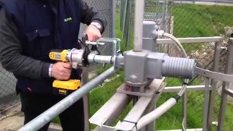 Attuatore Portatile/Portable Actuator APB45N (2012) operating an emergency on AUMA SA10