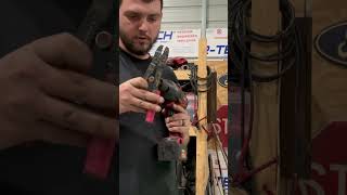 Easy way to clean bolt threads #tictokhack #tictokviral #threadcleaning #lifehacks #mechaniclife
