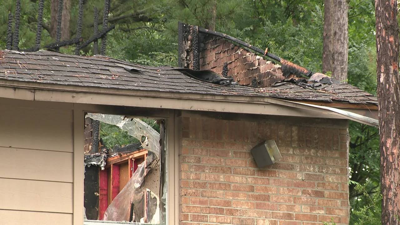 Lightning sparks fire at apartments in The Woodlands - YouTube