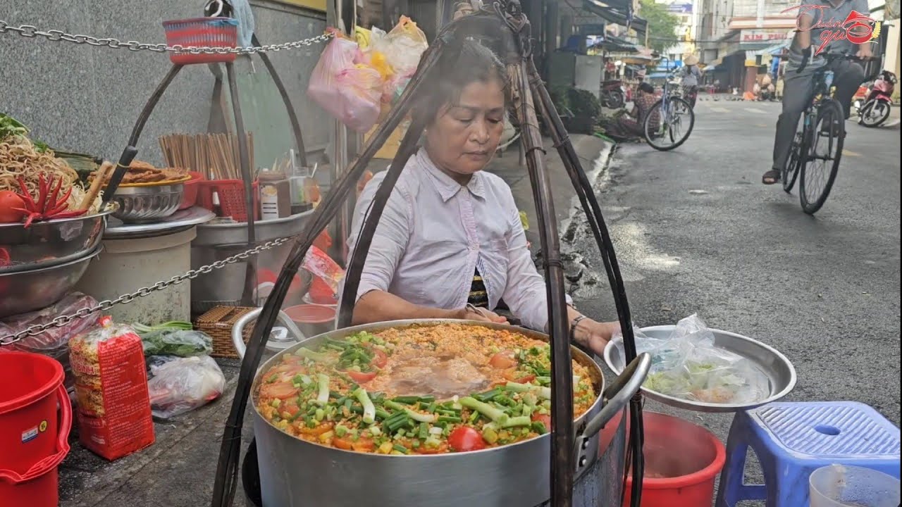 Gánh bún cua GIỮA TRỜI không có cái bàn để khách ngồi nhưng vẫn duy trì 40 năm nuôi con vào đại học