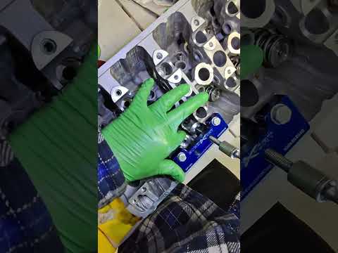 Installing valve keepers p72 gsr b series gsc valve springs #diy #civic #mechanic #hondacivic