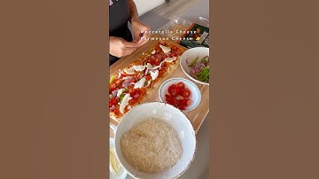 VIRAL TRADER JOE’s TIKTOK PIZZA: Vegetarian Version #tiktokviral #traderjoesfinds #quickmealideas