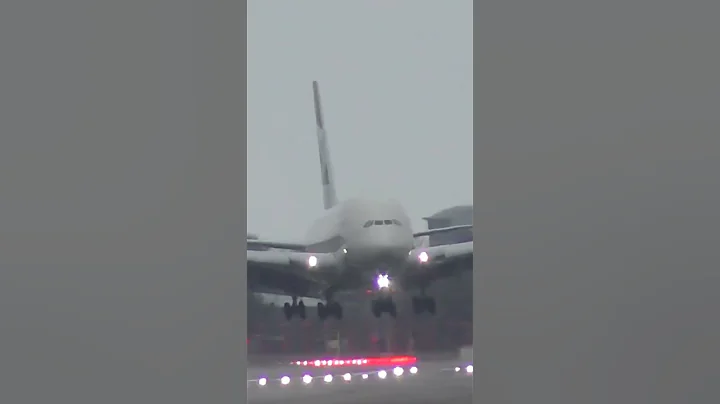 A380 Tries to Land in Extreme Storm - DayDayNews