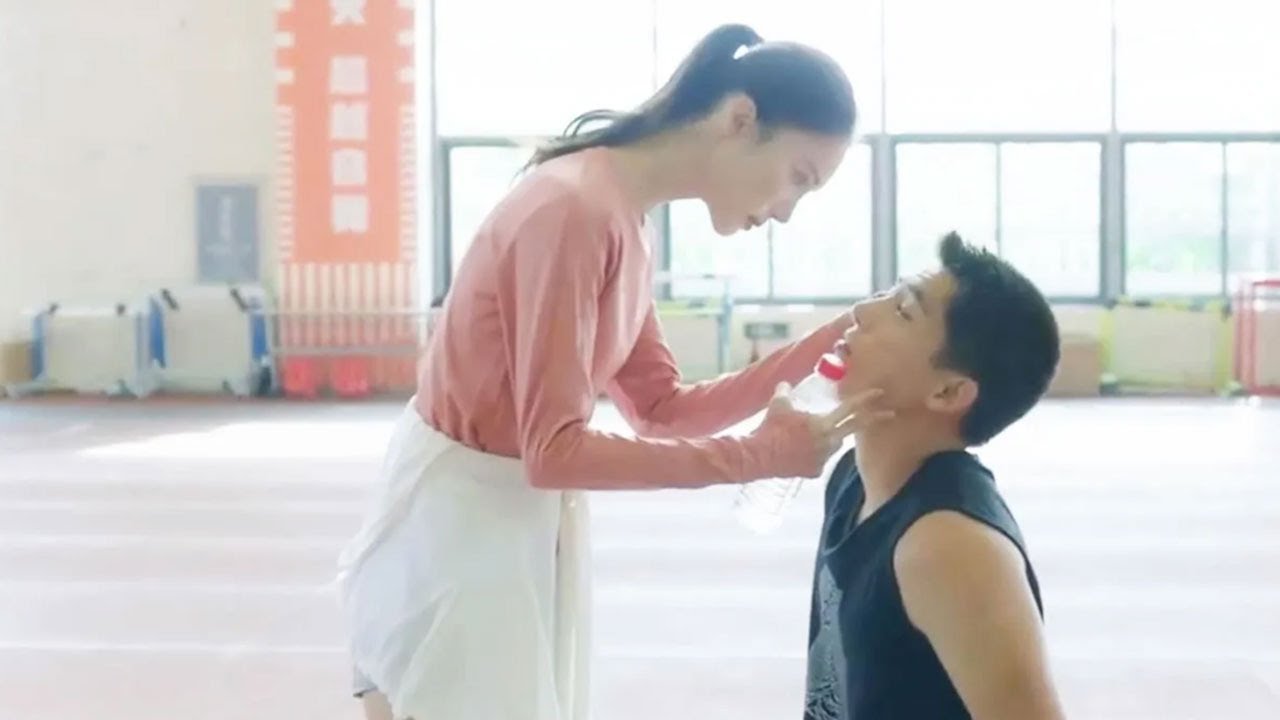 速看04💘美女霸總溫柔寵愛小奶狗，小奶狗趁機大膽調戲，二人親密接觸差點親上！【炽道 Falling into You】