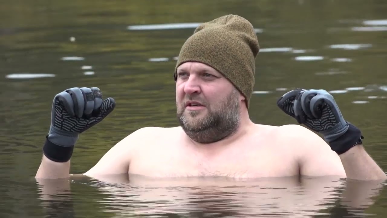 ReTV: Tikai mīkstie ziemā peldas ar čībām