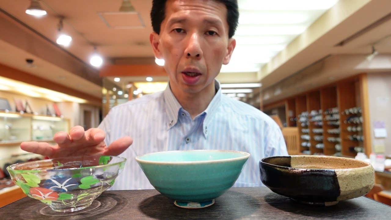 This article explains the flat tea bowls used in the Japanese tea