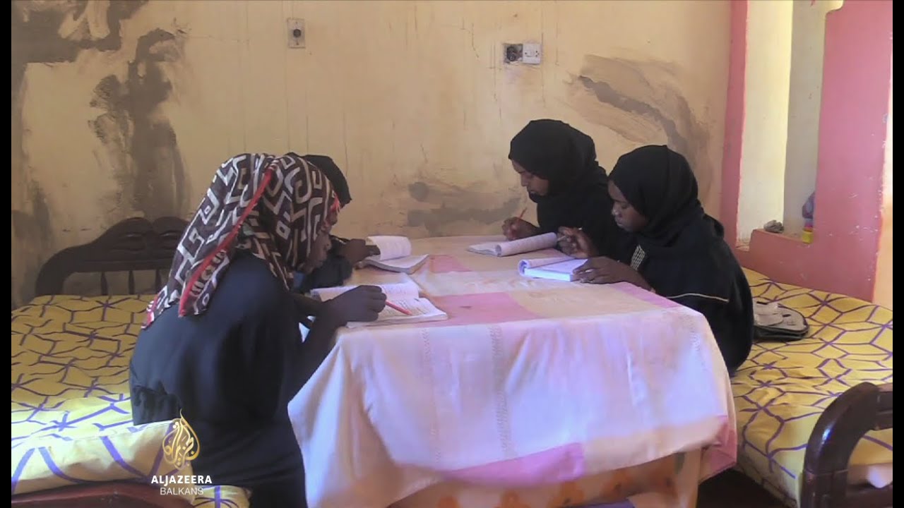 يخضع طلاب المدارس الثانوية في السودان لامتحاناتهم النهائية في ظل ظروف استثنائية