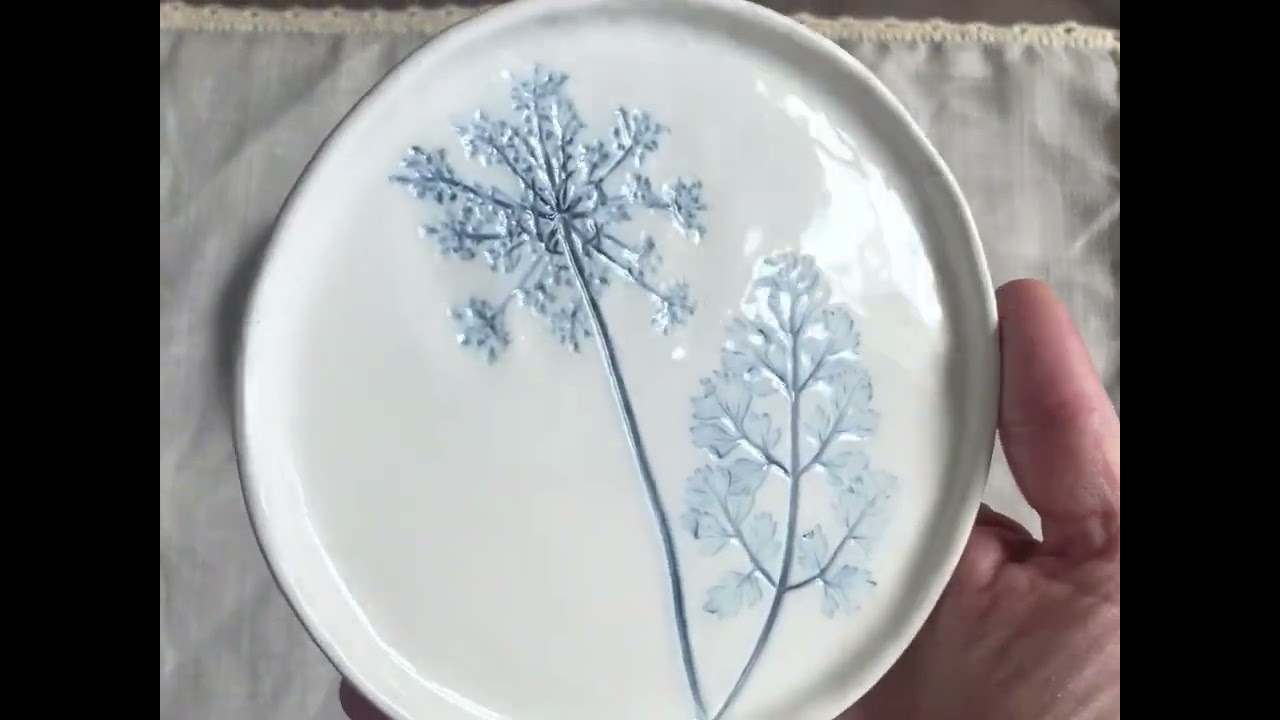 Piatti da Dessert e Antipasto con decorazioni Floreali, Fiori Impressi Blu, Fatti a Mano in Ceramica