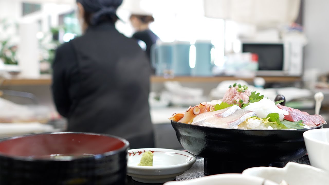 市場の海鮮丼‼朝3時から仕込み‼鮮魚は毎日仕入れ【熊本・田崎市場・いろは食堂】