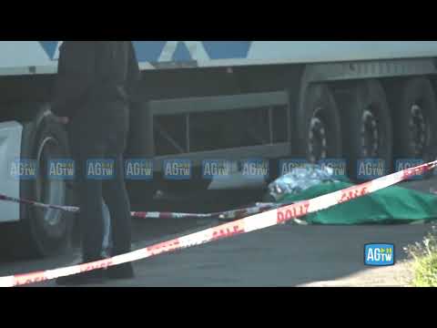 Video Milano, pedone travolto e ucciso da un tir in piazza Ovidio: i rilievi della scientifica