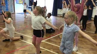 A sneak peak at Year 4‘s first dance session Plant