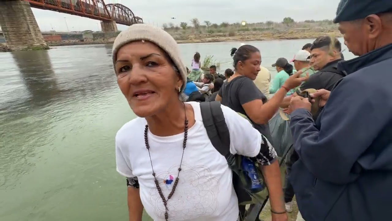 MUCHOS #migrantes LLEGAN DE REPENTE A CRUZAR EL RIO BRAVO en esta #frontera