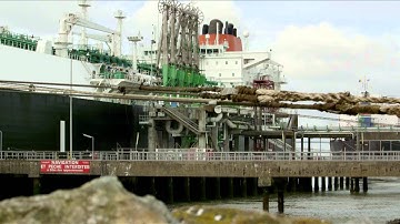 Transhipment of LNG between two LNG carriers at Montoir-de-Bretagne