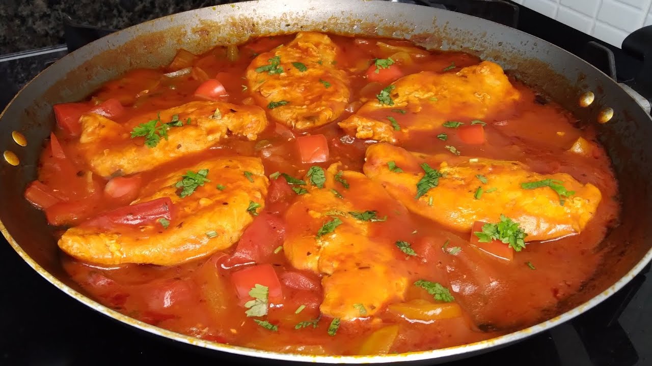 Fígado De Frango Caseiro Frito Com Molho De Soja, Tomates, Cebolas