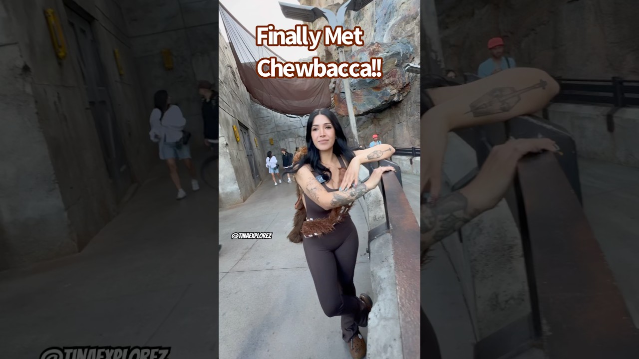 FINALLY MET CHEWY! #viralshort #disneyland #starwars #ootd