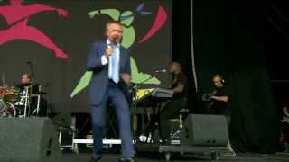 Tony Christie - (Is This The Way To) Amarillo (Live at Glastonbury 2009)